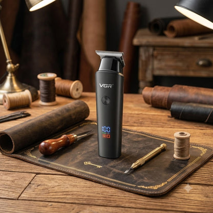 Recortadora de barba y cabello profesional Lyxo VGR en negro mate con pantalla LED sobre escritorio de cuero